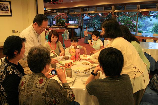 みんなで夕食を楽しんだあとは…