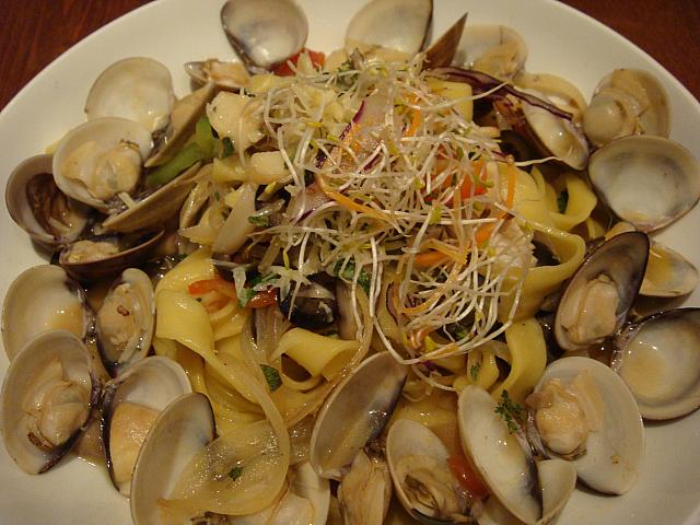 ナビはパスタをオーダー。こちらのパスタすべて太麺でした。