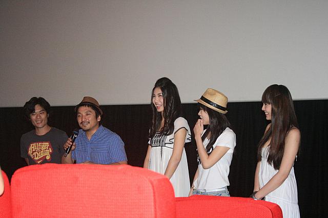 上映前には監督、出演者からの挨拶もありました。