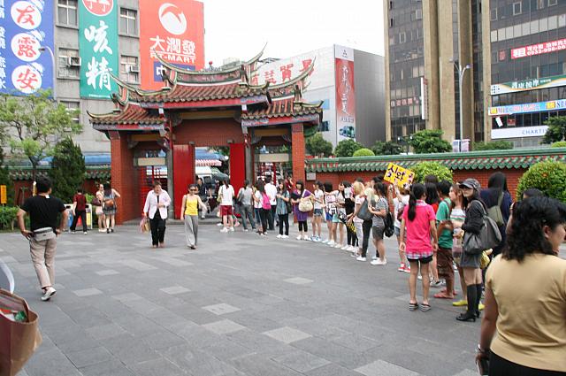 ここは行天宮。韓国人観光客集客のため、韓国アイドルZE:Aも飛輪海とともに台湾観光親善大使に任命されました！今日はここで記者会見があります。