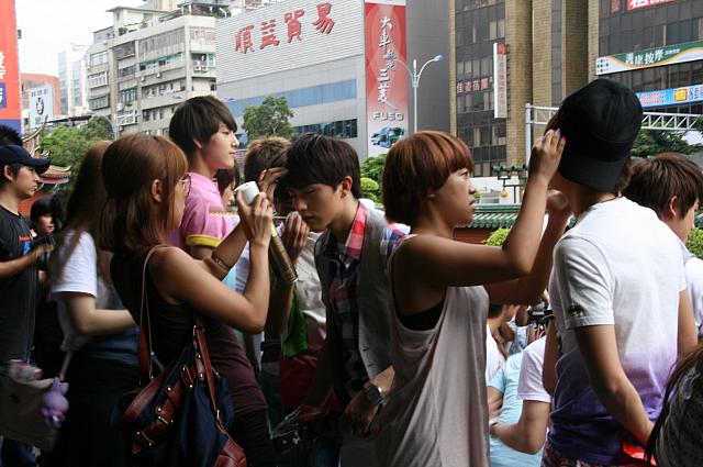 記者会見の前にメイク直し、と。ZE:Aの彼ら担当のメイクさん何人もいるんですね～。