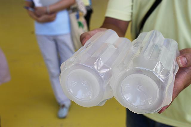 エコをテーマに、外壁は回収したペットボトルを使用して作ったプラスチックボトルでできているんです。
