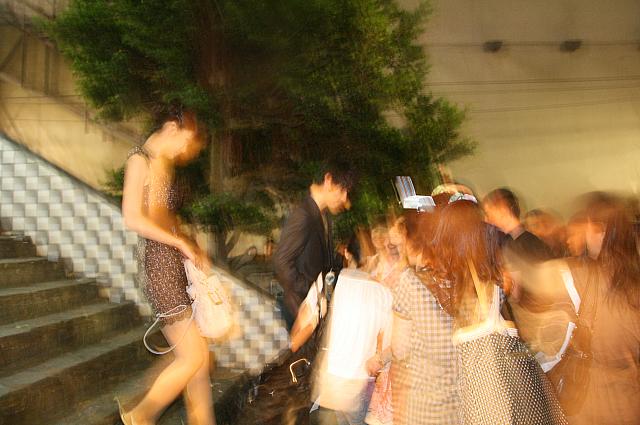 出待ち体験してみました。写真のブレ具合で興奮中なのがわかりますね…。　