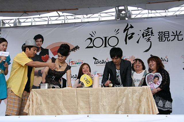 ファンの方、横で大喜び♪