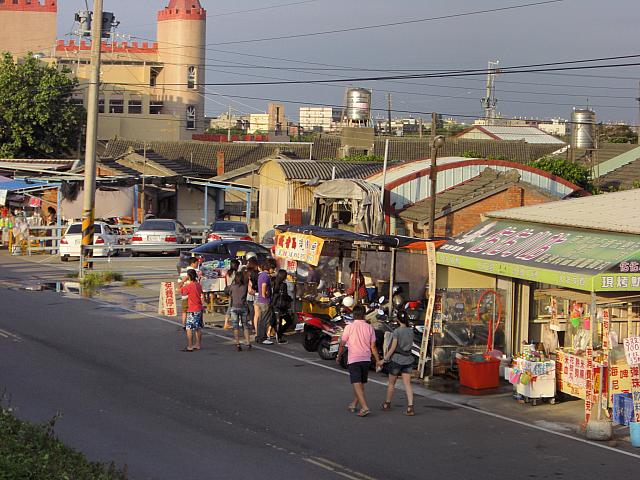 堤防の下には屋台がならんでいたり。