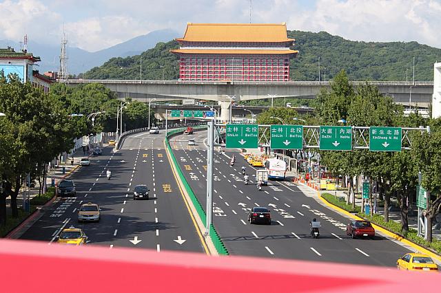 橋からは圓山大飯店が見えます