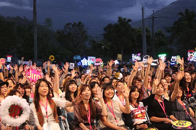 みなさん大声で呼びかけています
