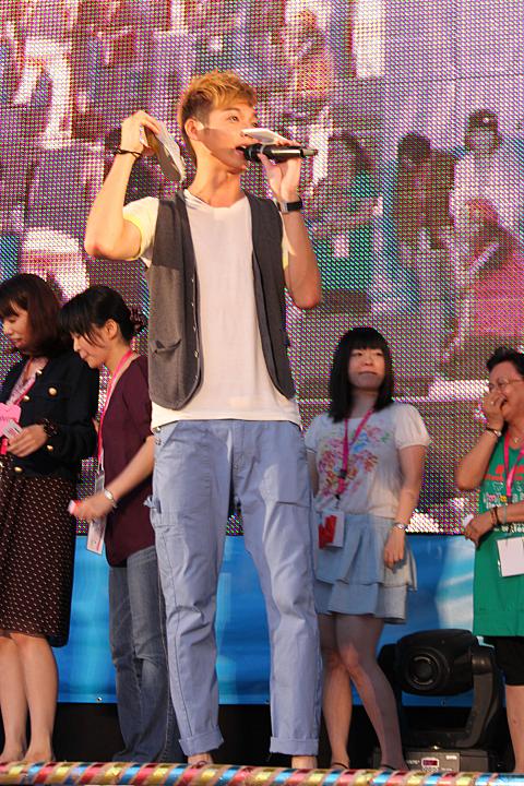 ファンの方の靴で遊んじゃってます『もしも～し』