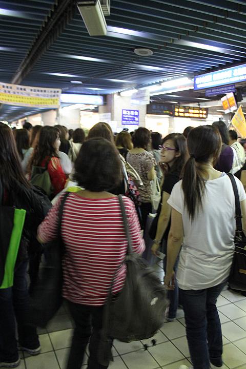 改札口も人で溢れかえってしまいました