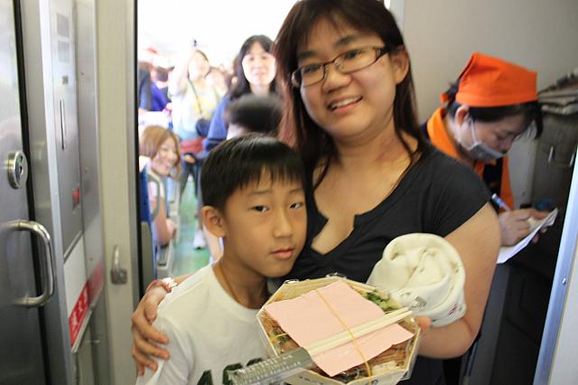 運よく抽選に当たった親子。後のファンの方々が羨ましそうに見ています。