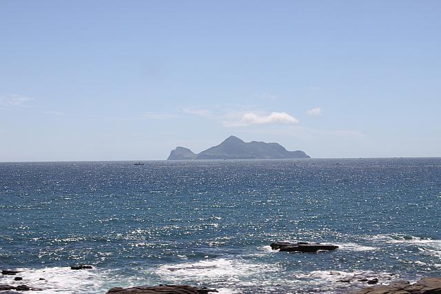奥に見えるのは亀山島です