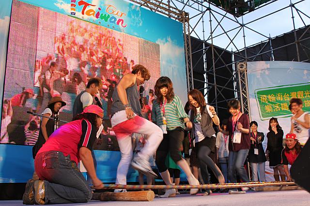 ジローはファンの方を見ながら一緒に