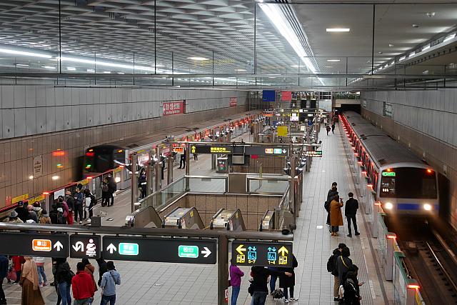 中正紀念堂、古亭、東門、西門などの駅では向かい側のホームで乗り換えができます