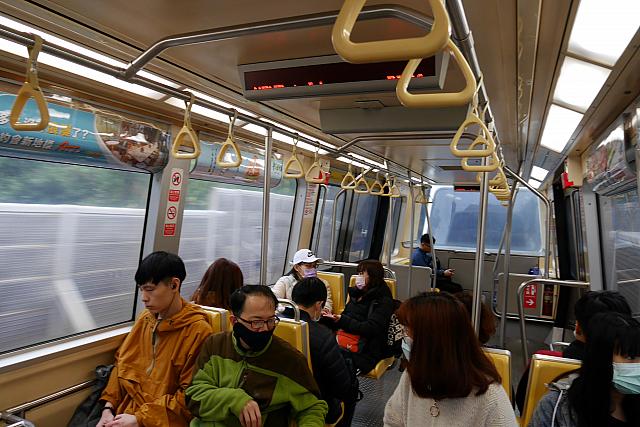 車内はちょっと小さめ。ベビーカーや車椅子での利用は混雑時を避けて