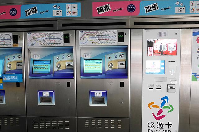 切符販売機(左)と悠遊卡販売機(右)