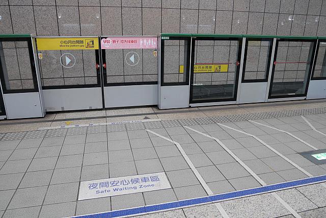 ほとんどの駅にホームドアが設置されています