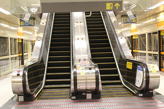 エスカレーターは歩かず立ち止まることが奨励されていますが、念のため右側に立ちましょう