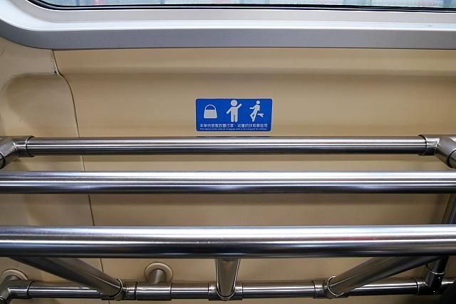 腰掛にも荷物置きにもできるラックがある車両も