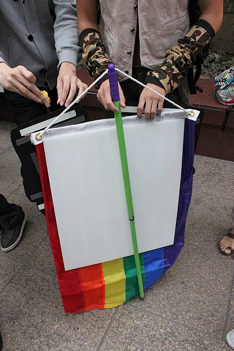 フラッグの棒はモップの棒を利用☆