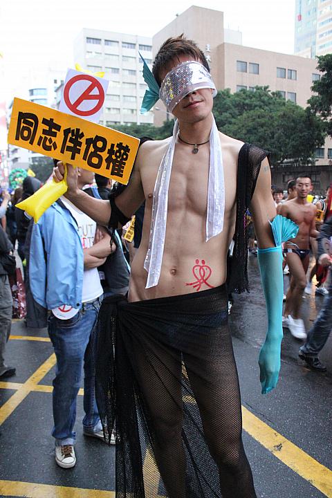 彼は大人気で色んな人から写真撮影を頼まれていました