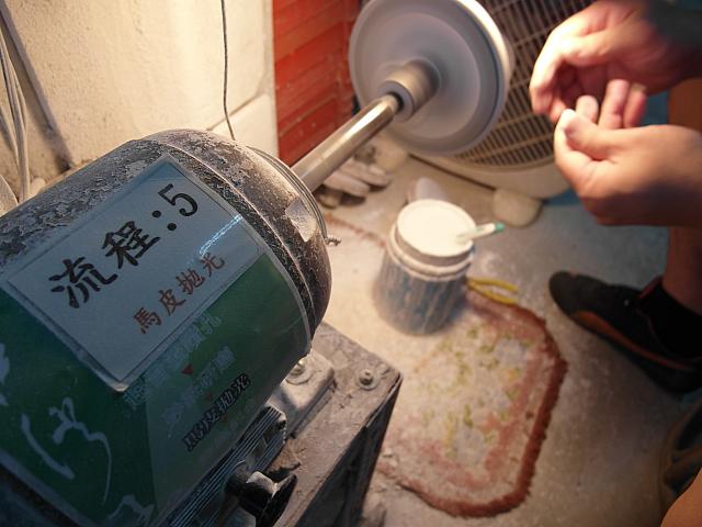 光沢の出る液を塗ってもらいます