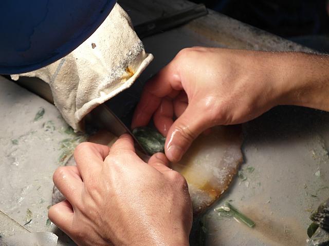 まずは、工房の人に作りたい形を伝え切ってもらいます！刃がこ、怖い！！
