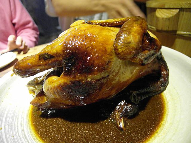 この店のイチオシ商品がこちら！「碳烤梅子桶雞」焼き上げるのに2時間もかかります！なので要予約です♪