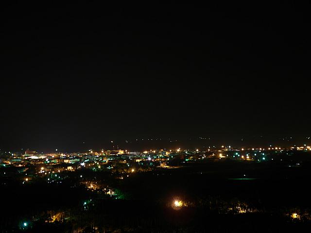 夜にはこの庭から夜景も見れます