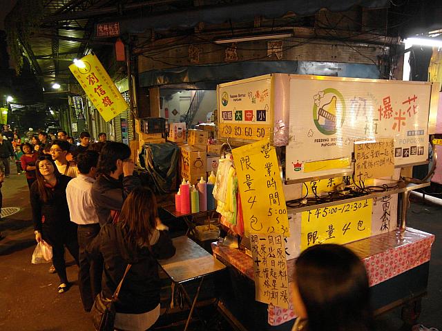 17:00開店予定ですが、19:00になってもお店が開きません。。にしてもすごい人が並んでいます