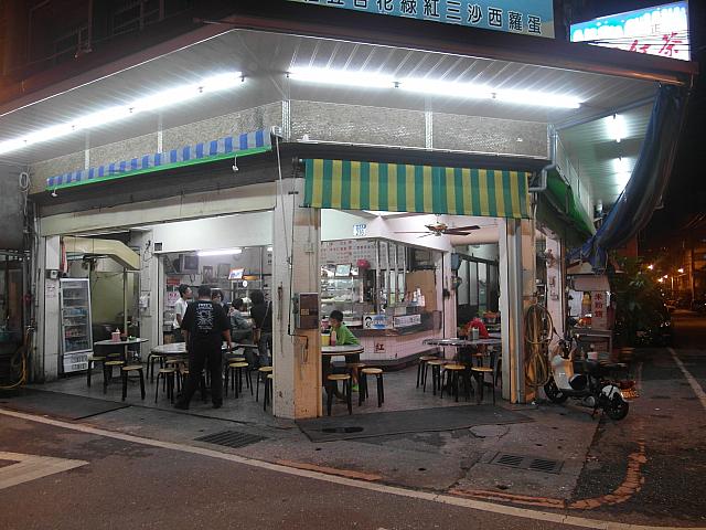 お寺の前にある小さな紅茶屋さんだから「廟口紅茶」