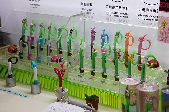 売り子のおばさんが熱烈に押していたペン！ペンを持ちながらパソコンが打てるとのこと