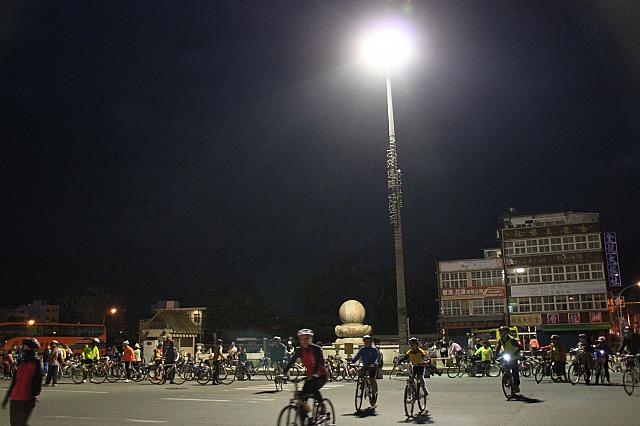 夜もまだ明けないうちから自転車だらけ！！
