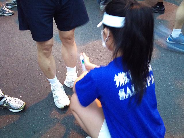 サロンパスのお姉さんがスプレーでシューとしてくれます（並んでいるのはオジサンばっかり）