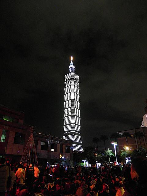 台北101は静かにその時を待っています