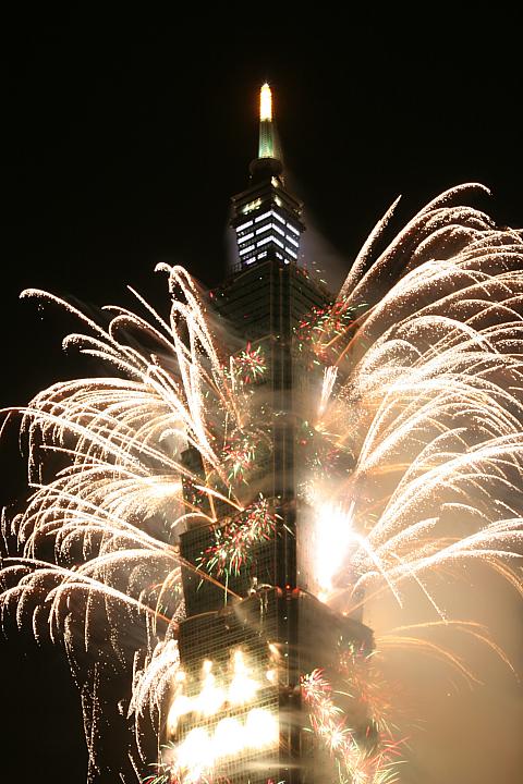 ナビより：今回数が少なかったドッカーン系の花火とその花火の他にも色んな仕掛けがしてあることをよくとらえています。この写真を見て小さい3色花火が施されていたことを知りました。