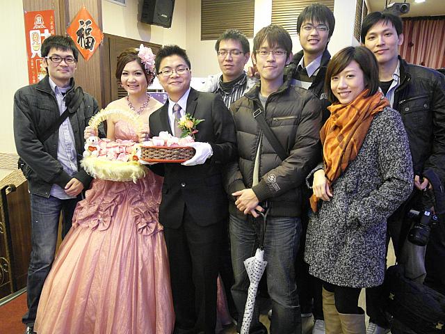 最後は日本と同じようにミニプレゼント（飴ちゃん）を参加者に渡します。呉さん、蔡さん結婚おめでとうございます。お幸せに！