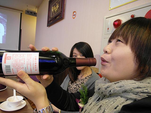 新婦友人も嬉しいようでワインを1本飲む勢いです！！