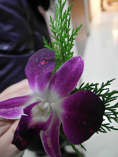 伴娘用のお花が届きました。伴娘は右側に！伴郎は左側に！！