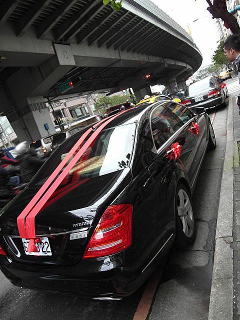 立派な車に乗って新郎新婦は出発します