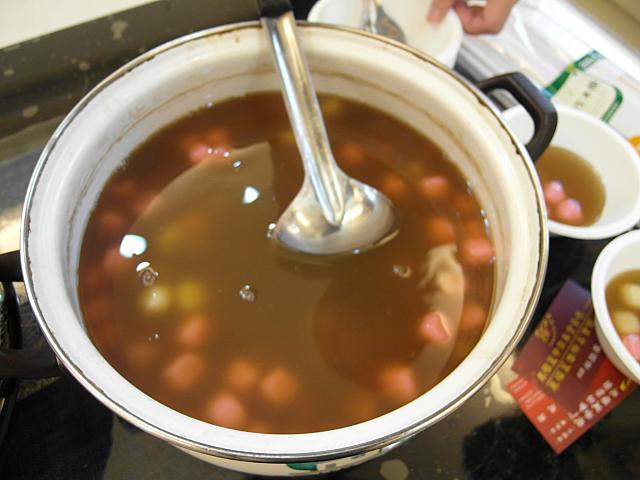 結婚式当日、湯圓が必ず飲まれます。呉さんの家でも用意されていました。とっても温まりました
