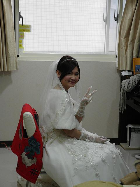 新婦の呉思潓さんははまだ余裕の様子！当日はとっても寒くウェディングドレスの上からファーを着てました。