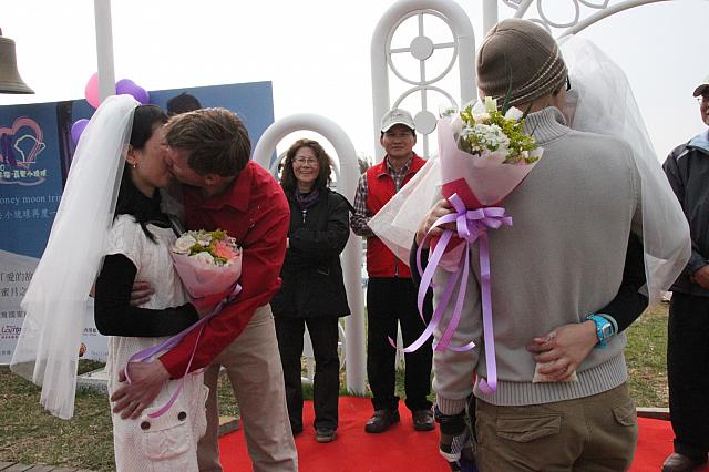 ここで余興！どちらが熱いキスを長い間できるか対決！！