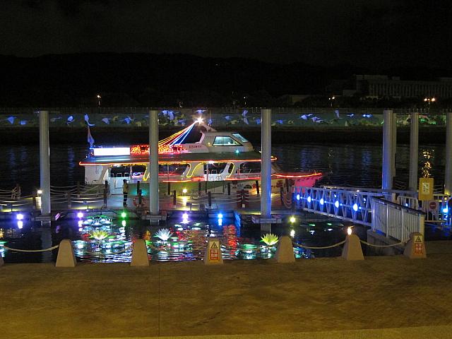 このキラキラ船に乗って、いざ饒河街夜市へ！