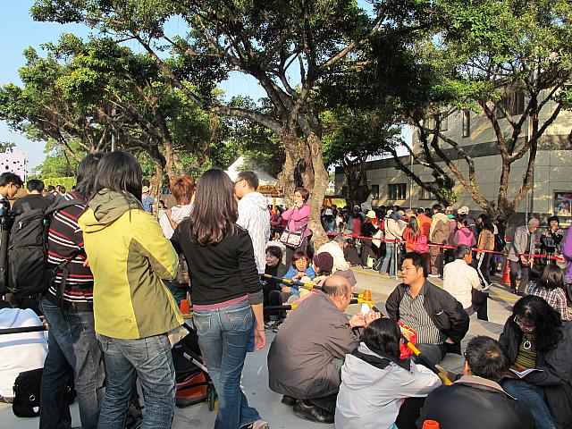 「夢想館」の入場チケットをもらうために早朝並ぶ人たち、こ・こんなに！！