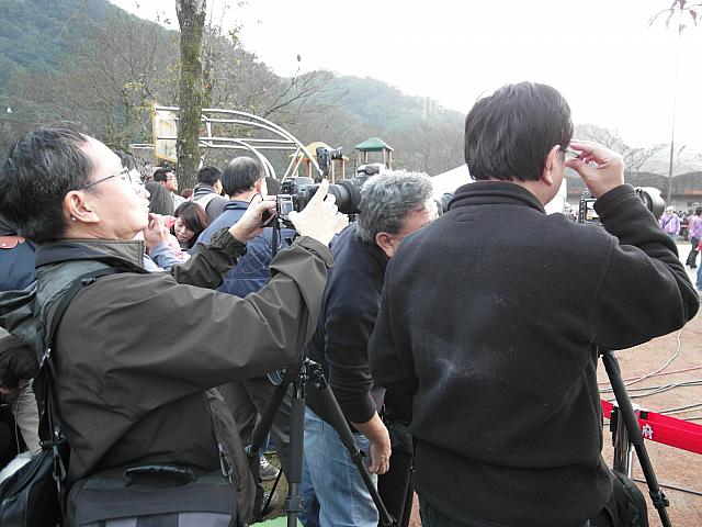 お昼からカメラの場所取りにみなさん必死です。カメラチェックも入念です