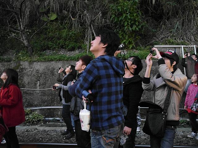 誰かが天燈をあげると、周りの方も写真撮影！