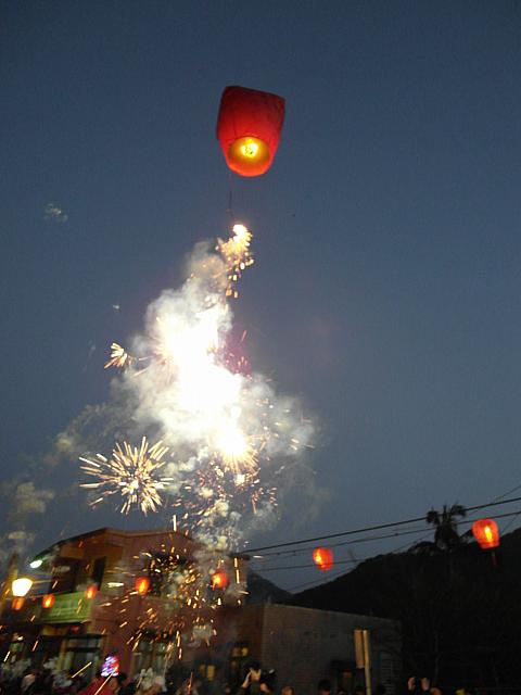 爆竹付き～！最近のはやりの様ですが、近くにいると火花が飛んできます！ご注意を☆