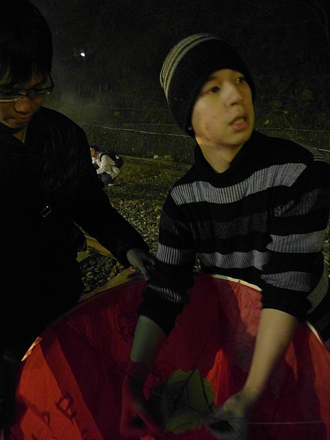 天燈をひっくり返して油の染み込んだ髪を天燈に取りつけます