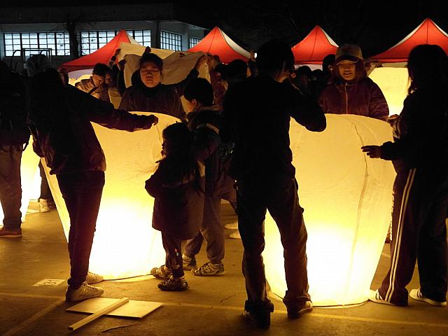会場の青桐國小では申し込みに間に合った人たちが一緒に天燈をあげていきます。羨ましい～～準備中もとってもキレイですね！