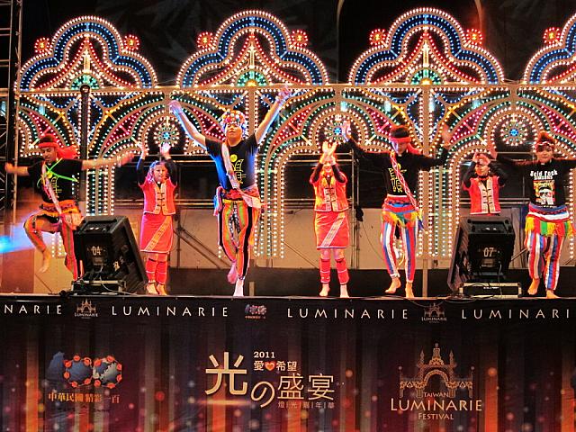 舞台では原住民のダンス！